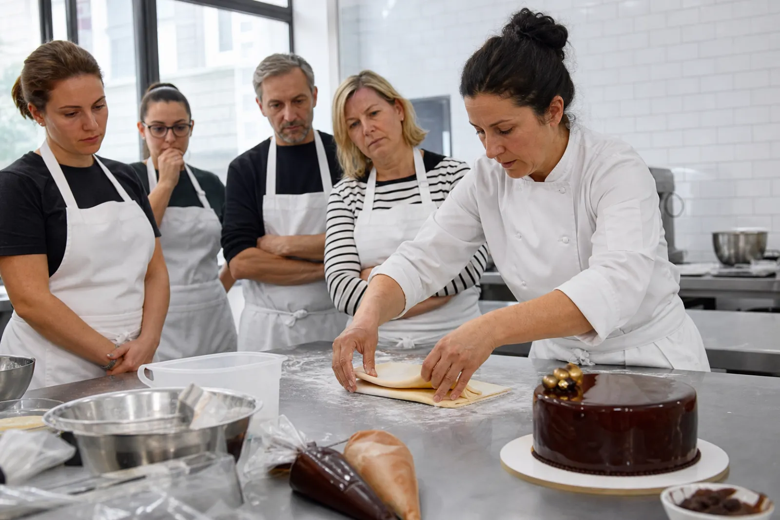 Konditorei-Masterclass mit Dozentin und kleinen Gruppe an der Edelstahlinsel in Berlin